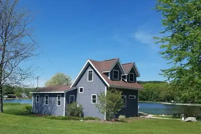 Image de Lakefront Cadillac chalet sur le lac privé - 2ba, sommeil 6-8