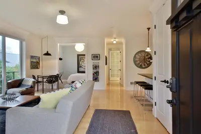 Image de Robins Nest Langley-Condo moderne récemment rénové au centre-ville de Langley