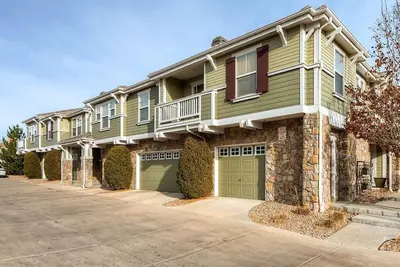Image de Grande maison de ville propre avec garage à Meridian