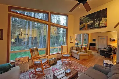 Image de Sur une prairie par un ruisseau dans l'ombre du Mont Shasta - Wifi gratuit, plus Sleeps 8+