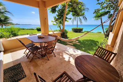 Image de Maison De Ville En Front De Mer, Blanc Et Plage D'Une Baie De Jade Tranquile