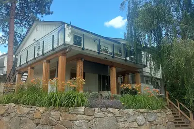 Image de Maison confortable à l'ombre des pins avec vue lac et montagne