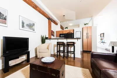 Image de Résidence d'hôtel Victoria restaurée en 1892, votre prochaine escapade ensoleillée à Victoria en Colombie-Britannique