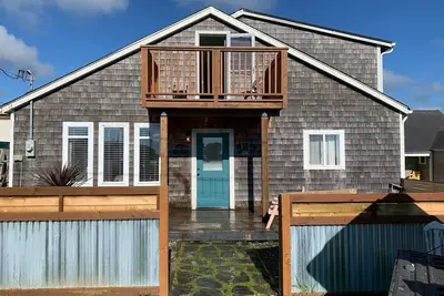 Image de Bungalow maison de plage, 10 personnes, à seulement un pâté de maisons de la plage.