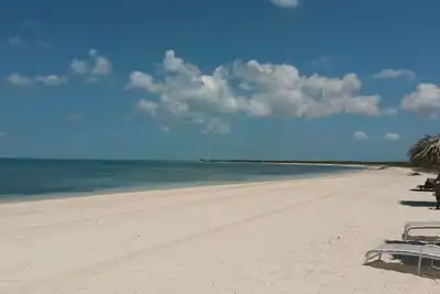 Image de Bienvenue à Dolloa! Vos îles Turques et Caïques Oasis spacieuse et aérée de 2200 pieds carrés!