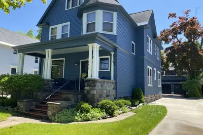Image de Victorien dans le centre-ville historique de Petoskey - Multi-Family Ready!