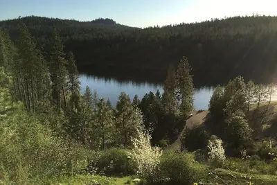 Image de Belle maison au bord du lac pouvant accueillir 14 personnes avec un quai privé et vue!