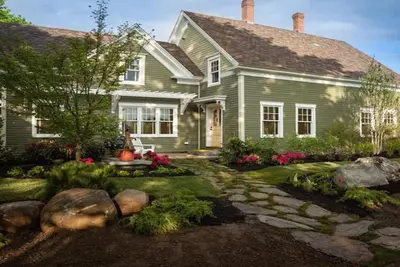 Image de Propriété riveraine w. Une vue imprenable, Cape-1884 rénové concepteur sur 15 acres