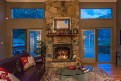 Image de Tout avoir! Bord de lac, piscine et ski! 5 chambres
