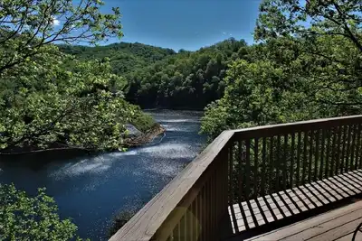 Image de Serenity on Cedar - Log Cabin Sleeps 11 - Internet, 5 téléviseurs et baby-foot