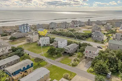 Image de Frisco Beach House! 4 lots en arrière, promenade facile vers l'océan, superbe vue sur l'océan!
