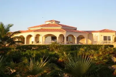 Image de Grand respectueux de l'environnement privé privé Pink Sand Beach Front Mediterranean Estate