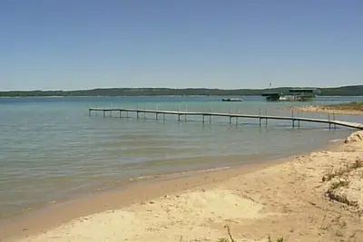 Image de 250 pieds de plage de sable sur le lac de Charlevoix