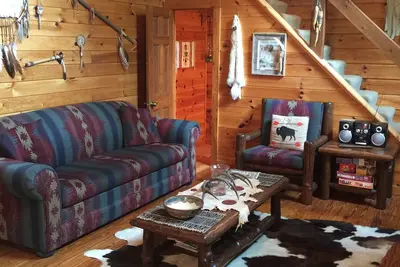 Image de Une cabane en rondins décorée d'amérindiennes sur la rivière Toccoa attend votre arrivée!