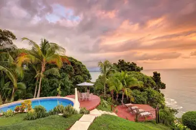 Image de Vues infinies sur l'océan et le coucher du soleil dans un cadre de forêt tropicale isolée avec piscine.