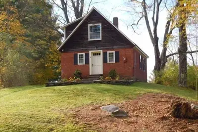 Image de Cozy Cottage Hilltop historique avec vue sur le mont Ascutney
