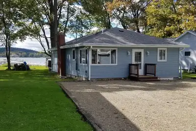 Image de Lakefront Bemus Point Cottage. A / C, 200ft + Dock moderne. Famille, pêche et Fun!