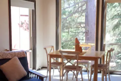 Image de Bien situé, confortable, calme 2 lits + Loft, 1 1/2 salle de bain Golf / ski Condo. Tahoe Donner.