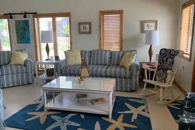 Image de Plans de mariage? Spacieuse maison mise à jour pour les invités! Courte promenade à la plage