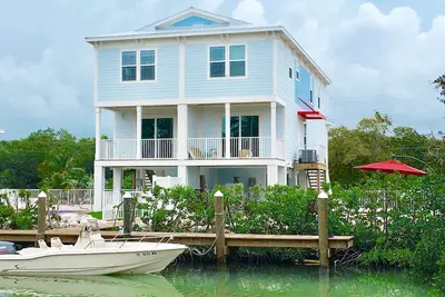 Image de FlaKeys ~ beau décor professionnel 4/3 ~ face au canal ~ piscine ~ à pied de la plage ~ quai