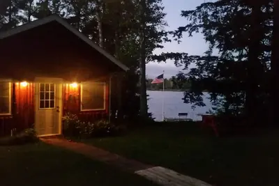 Image de Confidentialité paisible au bord du lac, quai privé, superbes couchers de soleil, WiFi gratuit et Cable-Mercer