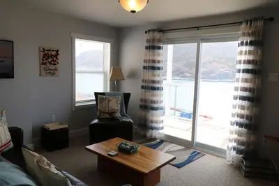 Image de Ocean Front Cottage, construit dans la falaise, surplombant St. John's Harbour