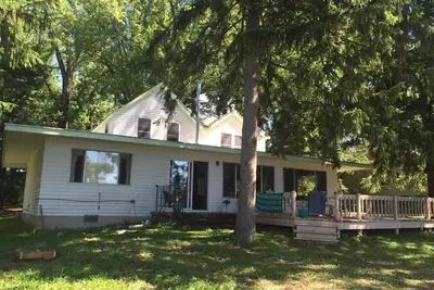 Image de Spectaculaire Waterfront Cottage sur le magnifique lac Vert. Parfait pour les familles!