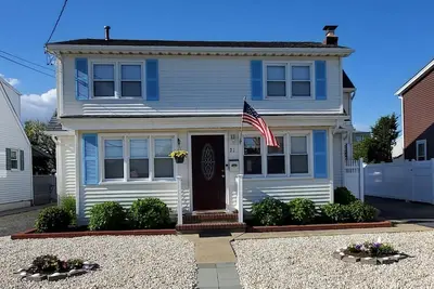 Image de Ocean Block, 500 pieds à pied de la plage - Grand, ensoleillé, 2br / 1ba 2nd Fl Apt.