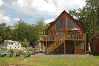 Image de Belle Lakefront Accueil - bain à remous, sauna, table de billard