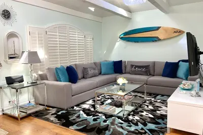 Image de Magnifiquement rénové de luxe Beach House 1. 5 blocs de la plage