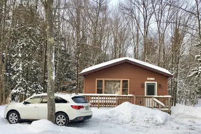 Image de Cabine 2 chambres au lac AuTrain! Accès à la plage, sauna, explorez les rochers imagés!