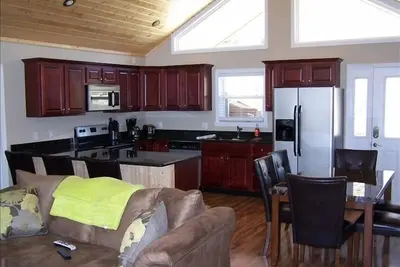 Image de Nouveau 2012 'Summer Daze' Lakefront 4 Bed / 4bath, 2 Full Kitchens