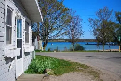 Image de En ville commodité située en face de la marina avec piscine sablonneuse Animaux acceptés