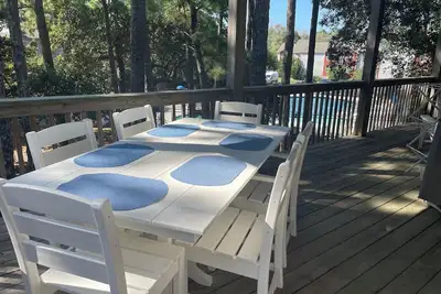 Image de La grande terrasse Oyster Pointe Soundside surplombe la piscine