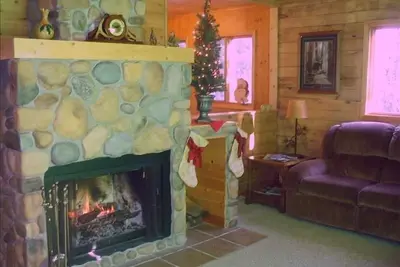 Image de Grande cabane dans les bois du nord du Wisconsin sur le lac tranquille