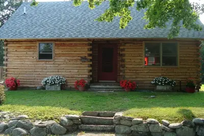 Image de Entièrement rénové. chalet en rondins situé au centre.
