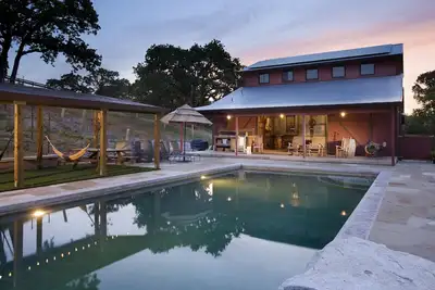 Image de Ferme + 6 acres d'intimité dans la vallée de Sonoma avec grange et piscine