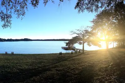 Image de Cinq acres et 400 'de Crystal Clear Lake Front