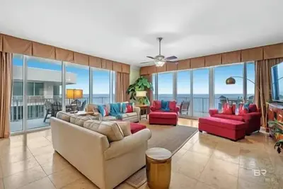 Image de Unité Penthouse avec vue magnifique sur l'océan et la baie de l'île Ono. Géré par le propriétaire.