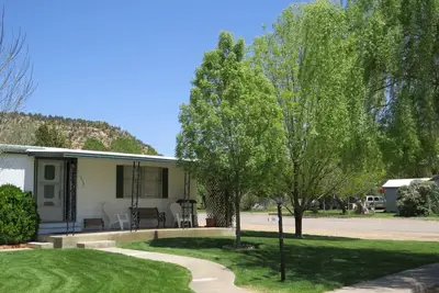 Image de Maison familiale confortable dans une rue calme au centre de magnifiques parcs!