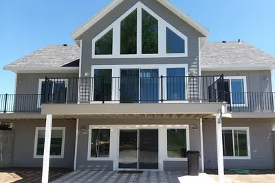 Image de Immense maison au bord du lac - 22 personnes! Dock privé! Nautisme, ski nautique, rafting!