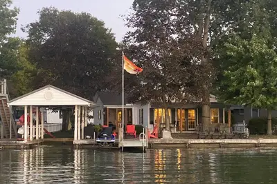 Image de 4 Br 2 Bath, chalet coucher de soleil au bord de l'eau Indian Lake.