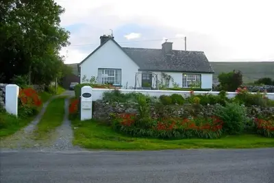Image de Cozy Cottage sur la baie de Galway avec une vue imprenable sur la mer et le Burren