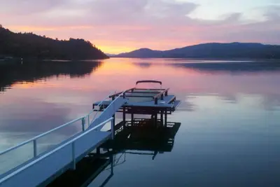 Image de Propriété au bord du lac avec des vues d'un million de dollars avec plage privée et quai