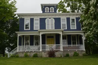 Image de Belle Lakehouse historique avec vue imprenable sur le lac Owasco