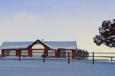 Image de Off The Grid Cabin avec Elk Herd (et des ânes et des chevaux)