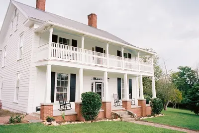 Image de Expérience de ferme Quintessential au cœur du centre-ville de Dahlonega.
