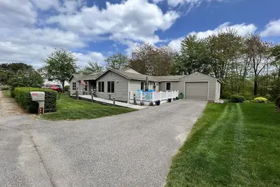 Image de Sous la nouvelle propriété, évasion paisible et seulement une courte promenade de la plage de Cresent!