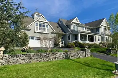 Image de À quelques pas de la plage Mackerel Cove!