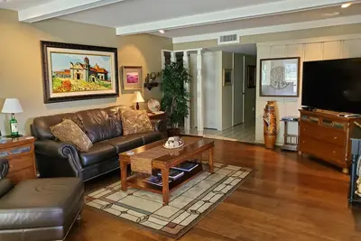 Image de Très bien situé et la valeur! Grande, belle maison sur terrain de golf, piscine privée, un bain